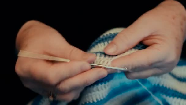 Grandma hands doing knitting. Close-up view. — Stock Video