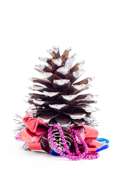 Χριστούγεννα κουκουνάρι με δώρα και δώρο τόξο απομονωθεί σε λευκό. — Φωτογραφία Αρχείου