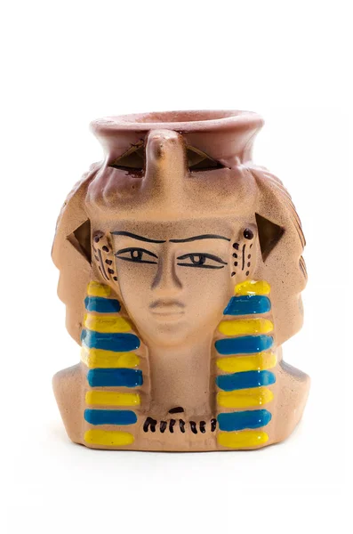 Statuetta in ceramica del faraone portacandele su sfondo bianco — Foto Stock