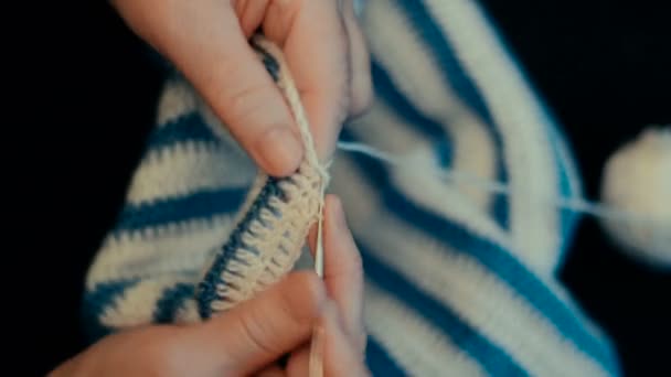 Oma strickt einen Pullover für ihre Enkelin. Nahaufnahme. — Stockvideo