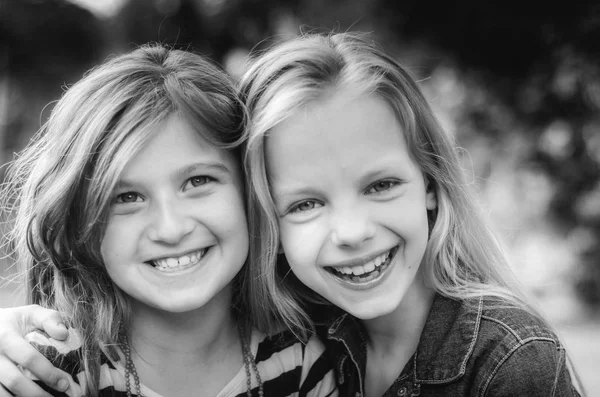Feche o rosto de crianças felizes enquanto ri. Fotografia em preto e branco . — Fotografia de Stock