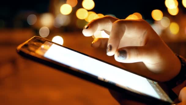 Close up de menina Mãos usando tablet pc no trânsito da cidade noite . — Vídeo de Stock