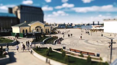 Kiev posta meydanda görünümünü. İnsanlar etrafında yürüyor. Zaman atlamalı tilt-shift etkisi ile.