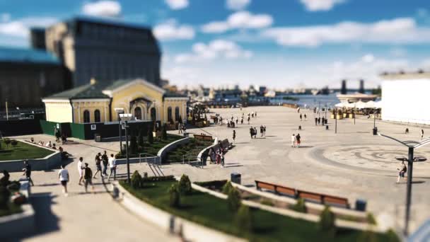 Widok na plac pocztowy w Kijowie. Ludzie są chodzą. Upływ czasu z efektu tilt-shift. — Wideo stockowe