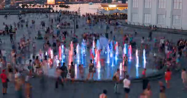 Kiev, UCRAINA - 26 LUGLIO 2017: Fontana colorata illuminata di notte con bambini bagnanti . — Video Stock