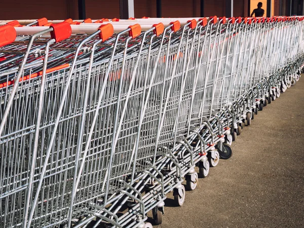 Alışveriş sepeti arabaları, satır.