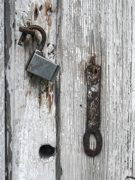 White wood plank texture background. Old rusty lock. — Stock Photo, Image
