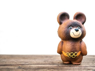Ukrayna, Ukrayna - 26 Temmuz 2017: Beyaz kopya alanı Vintage Rus Olimpiyat ayı oyuncak.