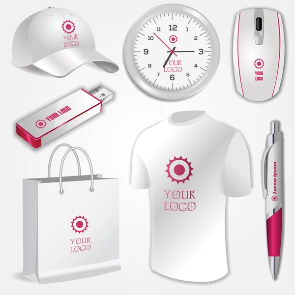 Boş gerçekçi saat, bilgisayar faresi, beyaz gömlek, flash sürücü, alışveriş çantası ve izole üzerinde beyaz vektör beyzbol şapkası. Sahte görüntüleme için kurumsal kimlik ve promosyon nesneleri