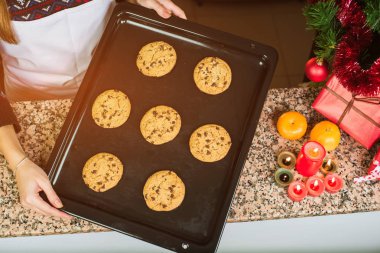 Bir çikolata kurabiye, mumlar, hediyeler ve Noel yakın çekim