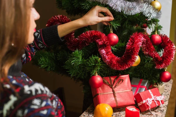 Weihnachtsbaum auf hellem Hintergrund mit Geschenken schmücken — Stockfoto