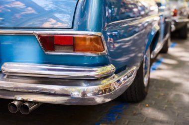 Mavi bir eski model araba arka headlihgts