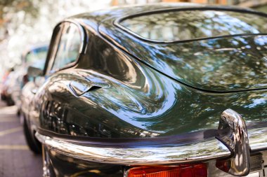 Yeşil bir eski model araba farlar