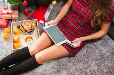 Tablet ile kredi kartı yerde yatarken ve boşluk tutan kadın. Noel alışveriş kavramı