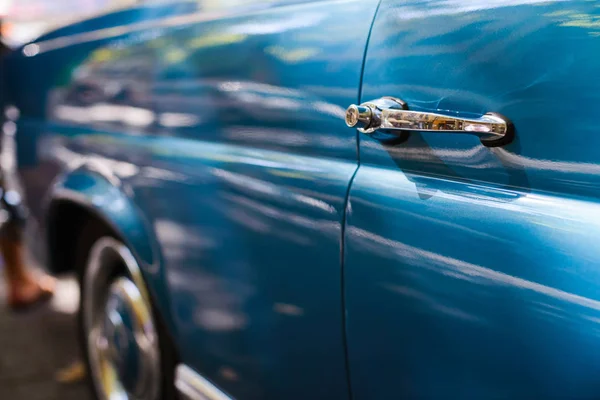 Πόρτες του ένα μπλε vintage αυτοκίνητο — Φωτογραφία Αρχείου