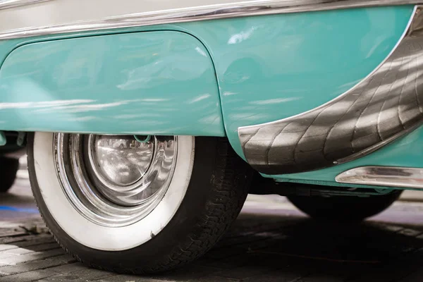 Wheel of a blue and white vintage car — Stock Photo, Image