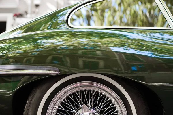 Roue d'une voiture vintage verte — Photo