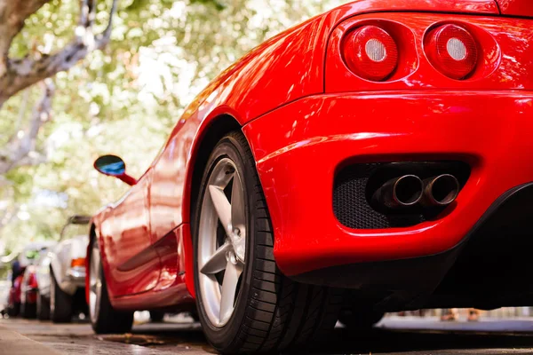 Kırmızı bir Ferrari arkadan görünüm