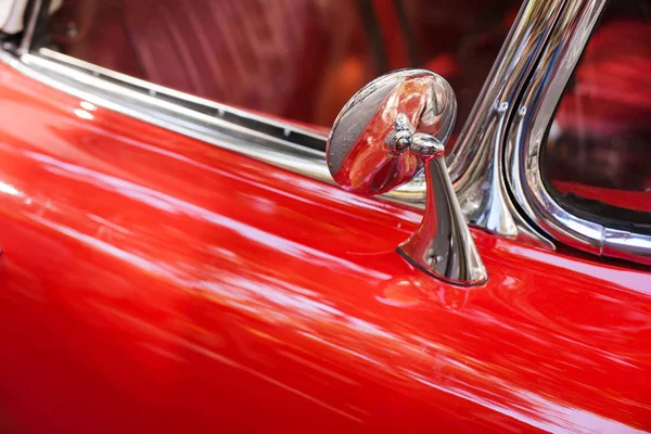 Side mirror of a red and white vintage car — Stock Photo, Image