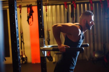 Paralel Çubuklar üzerinde yapıyor spor salonunda egzersiz kas adam