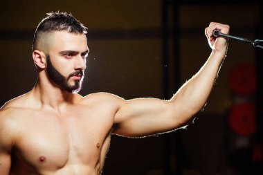 Genç adam eğitim pazı spor salonunda yerleştirmek.