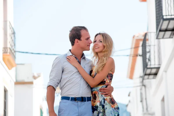 Casal caminhando ao ar livre na cidade de Denia, Espanha no verão da — Fotografia de Stock