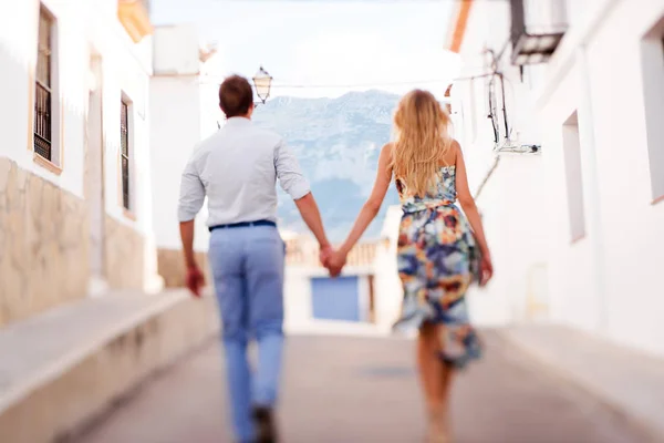 Casal caminhando ao ar livre na cidade de Denia, Espanha no verão da — Fotografia de Stock