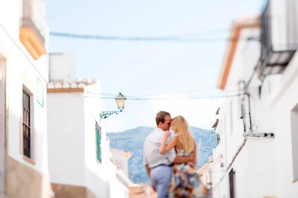 Casal caminhando ao ar livre na cidade de Denia, Espanha no verão da — Fotografia de Stock