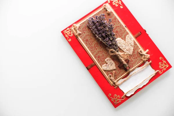 Primer plano de una postal hecha a mano con lavanda, corazones y espacio para copiar — Foto de Stock