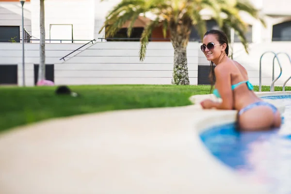 Bella abbronzata ragazza sexy in bikini in posa in piscina — Foto Stock