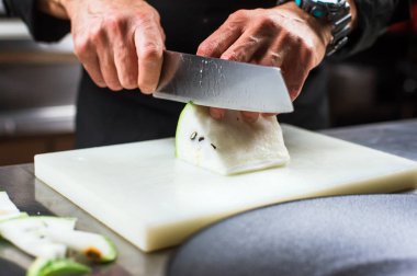 Erkek el beyaz karpuz kesme yakın çekim