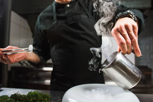 Genç Şef sıvı azot ile modern moleküler yemek hazırlama