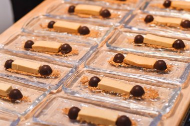 Moleküler tatlı koyu ve beyaz çikolata