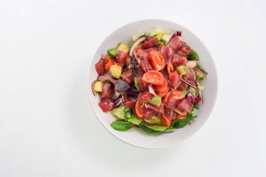 Sashimi salata somon balığı, domates, avokado ve ton balığı ile karıştırın. Japon yemekleri