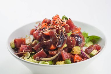 Sashimi salata somon balığı, domates, avokado ve ton balığı ile karıştırın. Japon yemekleri