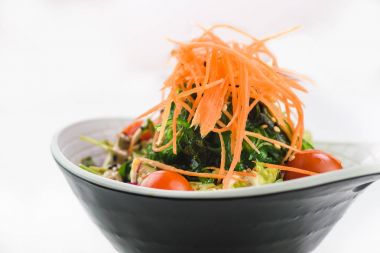 Japon salata somon balığı, domates, havuç, avokado ve ton balığı ile karıştırın. Asya gıda