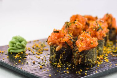 Sıcak ve Fried suşi ve deniz ürünleri, sebze, krem peynir rulo beyaz bir arka plan üzerinde izole