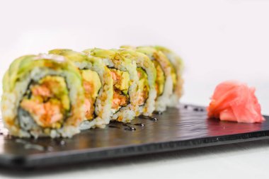 Avokado ile kaplı suşi roll