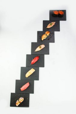 Karışık sushi nigiri beyaz arka plan üzerinde