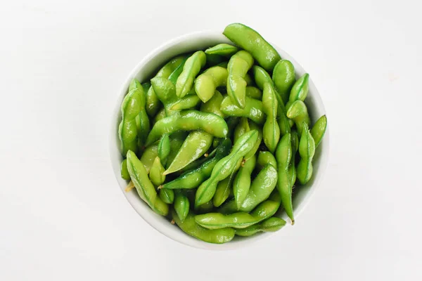 Grüne Bohnen in weißer Schüssel auf weißem Hintergrund — Stockfoto