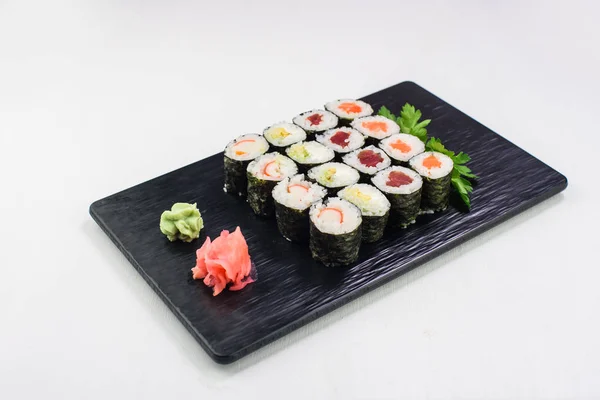 Set de Sushi y rollos de sushi servidos sobre fondo blanco — Foto de Stock