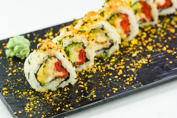 Primer plano de los rollos de sushi maki de verduras uramaki — Foto de Stock