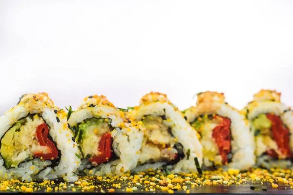 Primer plano de los rollos de sushi maki de verduras uramaki — Foto de Stock