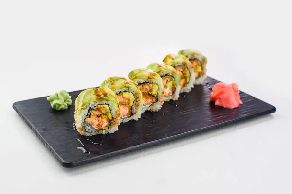 Rollo de sushi cubierto con aguacate — Foto de Stock