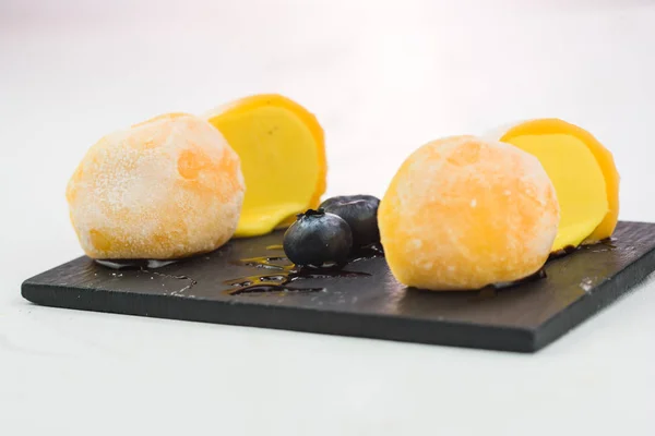 Zbliżenie: mochi mango lody — Zdjęcie stockowe