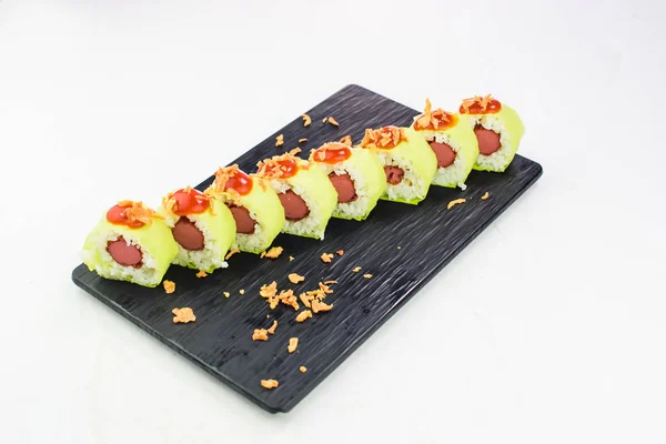 Rollos de sushi de salchicha cubiertos de col. Hecho en casa estilo asiático . — Foto de Stock