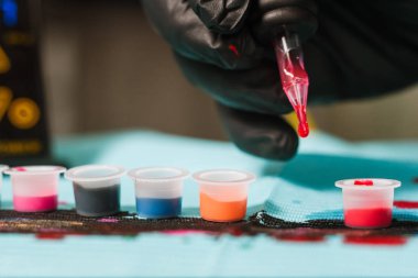 Dövme sanatçısı mürekkep silahla dolumu