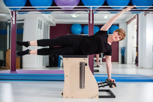 Jovem Mulher Exercitando Combinação Wunda Pilates Cadeira Outros Pilates Equipamentos — Fotografia de Stock