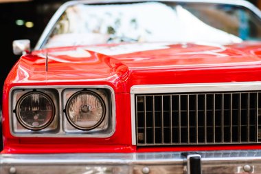 Kırmızı eski model araba ön far close-up. Sergi. Klasik retromobile Ayrıntılar.