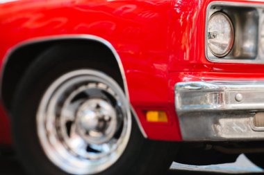 Ön far ve kırmızı eski model araba tekerlek yakın çekim. Sergi. Klasik retromobile Ayrıntılar.